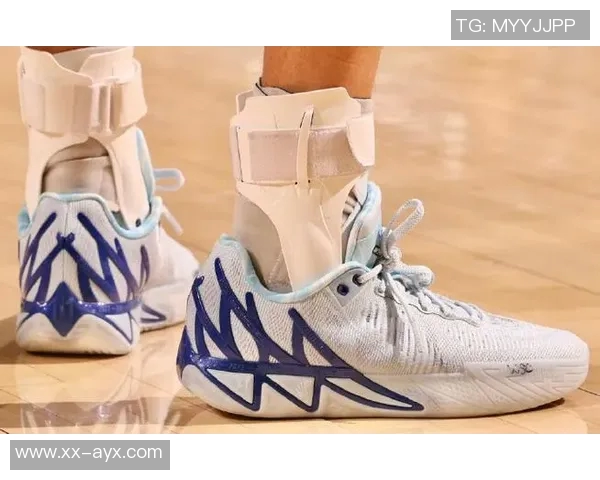 库里穿安踏克莱11代圣诞配色致敬兄弟情深水花重聚